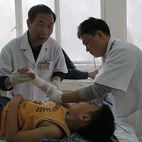 Xương gãy, đắp lá cực nguy hiểm