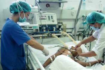 Làn sóng bác sĩ bỏ bệnh viện công, chớ để góp gió thành bão