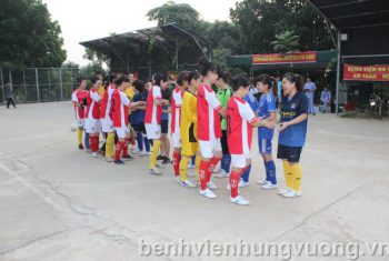 Giải bóng đá nữ vẽ nên bông hoa tươi thắm tặng mọi người