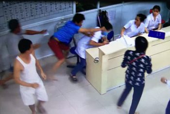 Một bác sĩ Trung Quốc bị cha bệnh nhi đâm chết