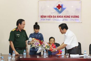Hai mẹ con sản phụ Lợi khỏe mạnh ra viện