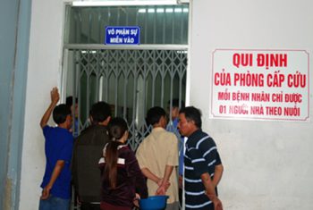 Côn đồ xông vào phòng cấp cứu truy sát người