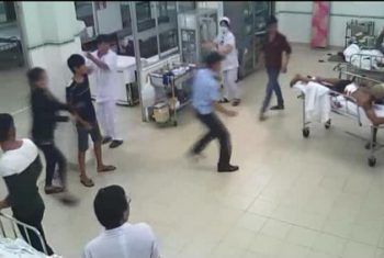 Bệnh nhân hành hung bác sĩ: Chỉ có thể là côn đồ!