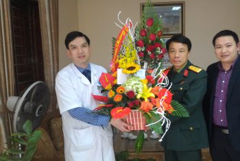 BVĐK Hùng Vương nhận hoa chúc mừng ngày Thầy thuốc Việt Nam từ các đơn vị, tổ chức trên địa bàn huyện