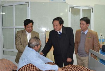 Lãnh đạo UBND Huyện Đoan Hùng thăm, chúc tết các Y bác sĩ và bệnh nhân đêm giao thừa