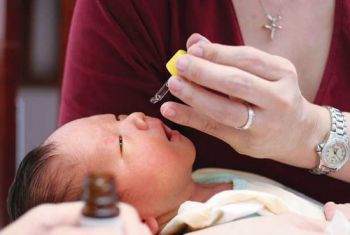 Không dùng nước muối sinh lý để rửa mũi hàng ngày