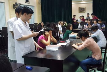 BVĐK Hùng Vương tổ chức tập huấn quy trình của điều dưỡng khi cho bệnh nhân dùng thuốc.