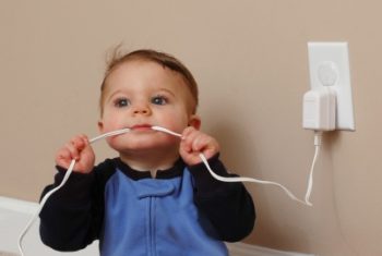 Ngưng tim, ngưng thở do thọc tay vào ổ điện