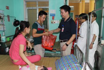 BVĐK Hùng Vương tặng quà cho các bệnh nhi đang điều trị tại BV và đến khám trong ngày Quốc tế thiếu nhi 1/6