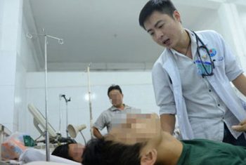 Từ bỏ giàu sang về khám bệnh ở quê nhà
