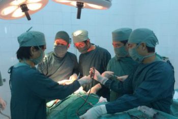 Bé trai bị dập não do bố ném trúng cốc sành