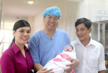 Em bé đầu tiên chào đời nhờ mang thai hộ tại Huế