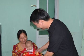Hơn 100 xuất quà trung thu đến tận giường bệnh cho BN nhi đang điều trị tại BVĐK Hùng Vương.