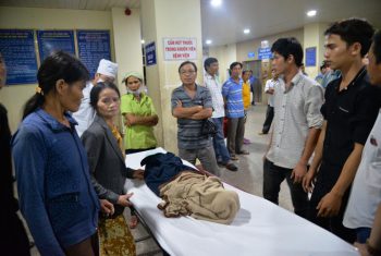 Quảng Ngãi: Bé trai chết bất thường, người nhà vây bệnh viện