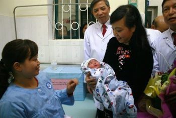 Em bé đầu tiên sinh ra bằng phương pháp mang thai hộ đứng đầu top 10 sự kiện y tế 2016