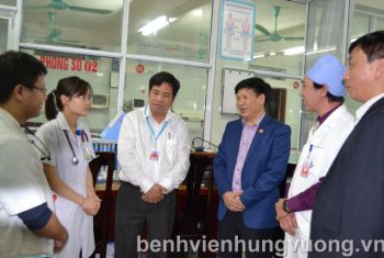 Lãnh đạo UBND huyện Đoan Hùng thăm,  chúc tết Y bác sỹ và bệnh nhân đêm giao thừa.