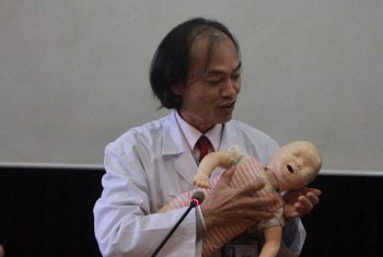 Nguyên Trưởng khoa Nhi BV Bạch Mai: Khi trẻ bị sốt, cha mẹ tuyệt đối không làm 5 điều sau
