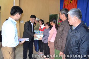 BVĐK Hùng Vương tặng quà tết cho các hộ gia đình hoàn cảnh đặc biệt khó khăn