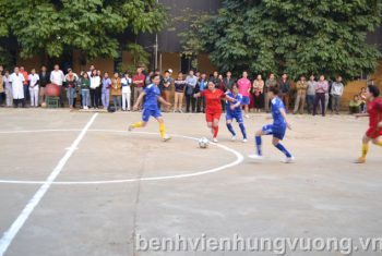 Những bóng  hồng BVĐK Hùng Vương thi đấu bóng đá chào mừng 8/3