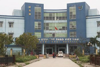 Hà Nội: Bác sĩ bị côn đồ hành hung, bắt quỳ gối xin lỗi
