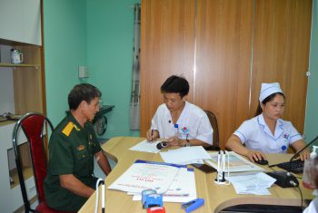 CLB Bác sỹ trẻ BVĐK Hùng Vương Khám sức khỏe miễn phí cho Hội nạn nhân Chất độc da cam/Đioxin huyện Đoan Hùng