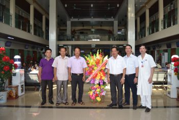 Lãnh đạo địa phương thăm tặng hoa chúc mừng BVHV 7 năm thành lập