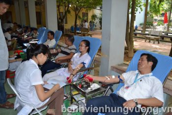 Y Bác sỹ BVĐK Hùng Vương hiến máu tình nguyện năm 2017