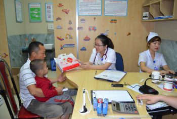 Tết Trung thu, BVĐK Hùng Vương tặng quà cho bệnh nhân nhi đến khám và đang điều trị.