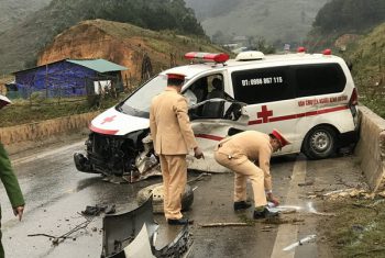 Xe cứu thương văng lốp trước sau tai nạn