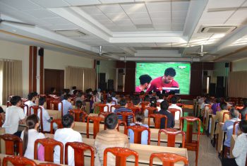 Hàng trăm bệnh nhân, người nhà và nhân viên cổ vũ cho U23 Việt Nam tại bệnh viện