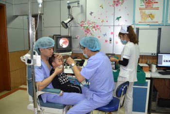 Nhét pin đồ chơi và dây thun vào mũi, bé trai 32 tháng tuổi nhập viện