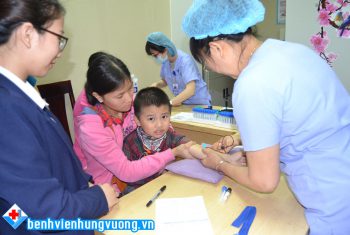 Chung tay vì sức khỏe cộng đồng- Bệnh viện đa khoa Hùng Vương khám sức khỏe miễn phí cho trẻ em khuyết tật.