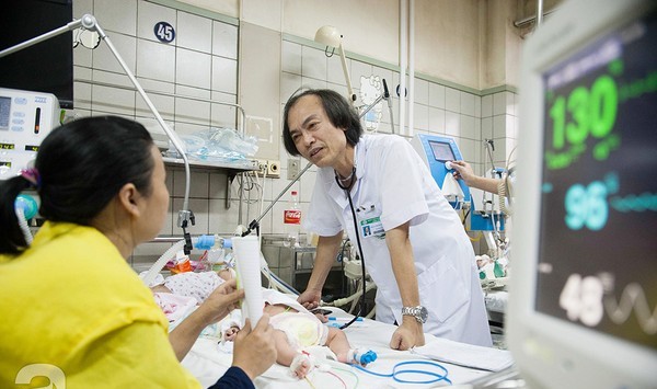 3 tre soc co giat sau uong thuc pham chuc nang oresol1526963658