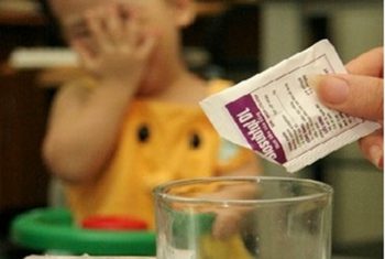 3 trẻ sốc, co giật sau uống thực phẩm chức năng oresol