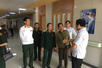 Đoàn thiện nguyện hội cựu chiến binh quận Hà Đông , thành phố Hà Nội thăm hỏi và trao quà cho bệnh nhân tại Bệnh viện đa khoa Hùng Vương.