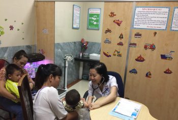 Gia tăng bệnh hô hấp ở trẻ em mùa nắng nóng.