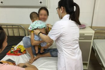 Chăm sóc trẻ sốt, co giật tại nhà.