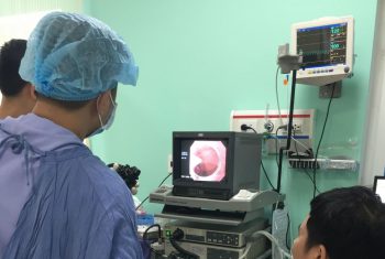 Con đi ngoài ra máu tươi liên tục 20 ngày – bố mẹ tá hỏa khi đưa con tới viện khám.