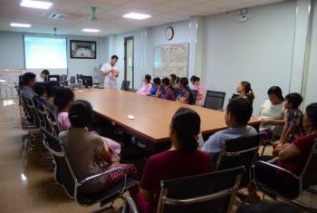 Cách nhận biết và sơ cứu khi trẻ sặc sữa.