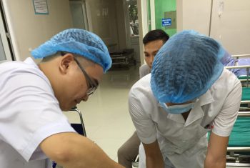 Hoại tử bàn chân sau 4 ngày đắp thuốc nam chữa rắn cắn.