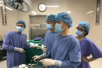 Phẫu thuật nội soi cắt lách bán phần cho bệnh nhân 21 tuổi bị nang lách.