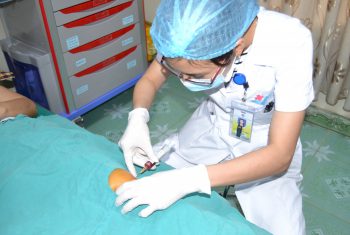 Tiêm huyết tương giàu tiểu cầu điều trị thoái hóa khớp.