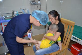 Hướng dẫn chăm sóc tại nhà sau tiêm chủng.