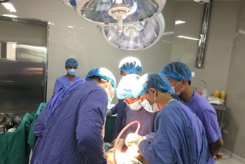 Thay khớp hàng toàn phần cho bệnh nhân hoại tử chỏm xương đùi hai bên.