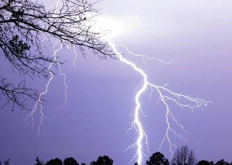 Bị sét đánh, bệnh nhân 50 tuổi thoát chết.