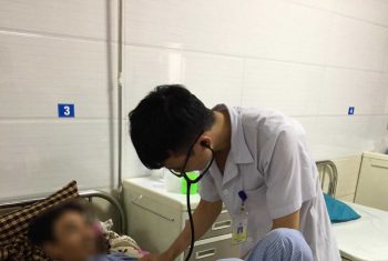 Cấp cứu: đi ngoài 40 lần một ngày sau khi ăn cỗ cưới.