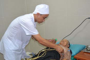 Khám sức khỏe và cấp thuốc miễn phí cho các cụ trong hội người cao tuổi thôn Cầu Chéo, xã Đội Bình – Tuyên Quang.