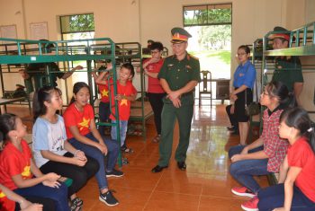 Khi các bé "tập làm chiến sỹ".