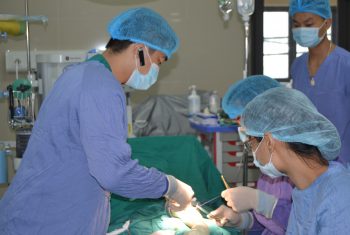 Phẫu thuật lấy dị vật cẳng chân do đồ chơi tự chế.