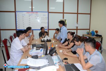 Gia đình người bệnh Mai Thị Liễu tặng ghế đá cho BVĐK Hùng Vương